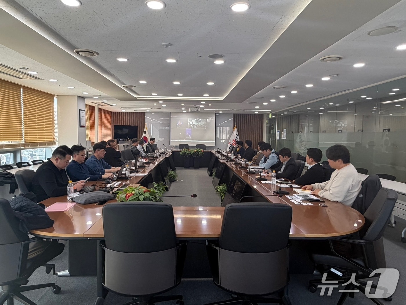 부산과학기술고등교육진흥원(BISTEP)이 부산시와 방위사업청의 국방 첨단전략 분야 사업인 '방산 혁신클러스터' 유치를 위한 회의를 진행 중인 모습. (BISTEP 제공. 재판매 및 DB금지)