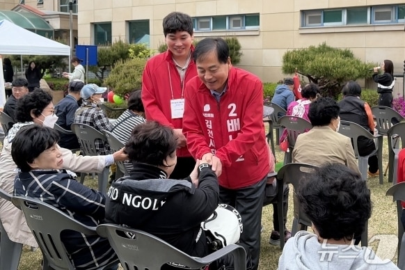 배낙호 김천시장 예비후보가 장애인종합복지관 개관 21주년 행사에서 시민들과 인사를 나누고 있다.(배낙호 캠프 제공. 재판매 및 DB금지)/뉴스1