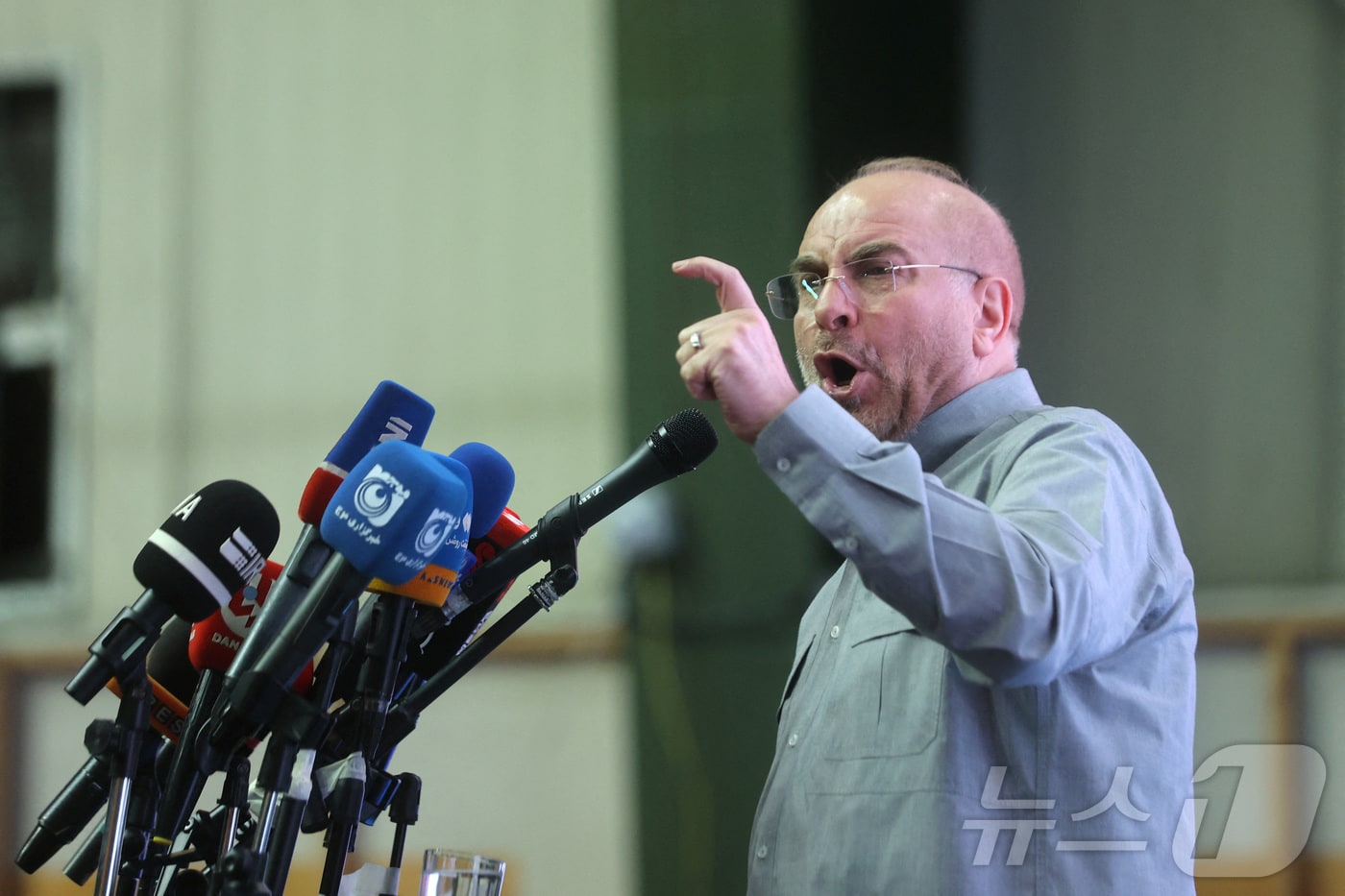 Presidential candidate Mohammad Bagher Ghalibaf speaks during a campaign event in Tehran ⓒ 로이터=뉴스1