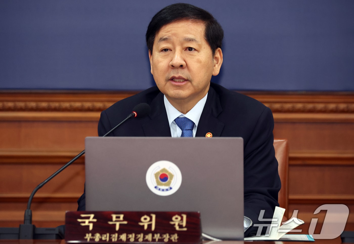 구윤철 경제부총리 겸 재정경제부 장관이 지난 21일 오전 서울 종로구 세종대로 정부서울청사에서 열린 국무회의 겸 비상경제본부회의에서 중동상황 대응발언을 하고 있다. 2026.4.21 ⓒ 뉴스1 김명섭 기자