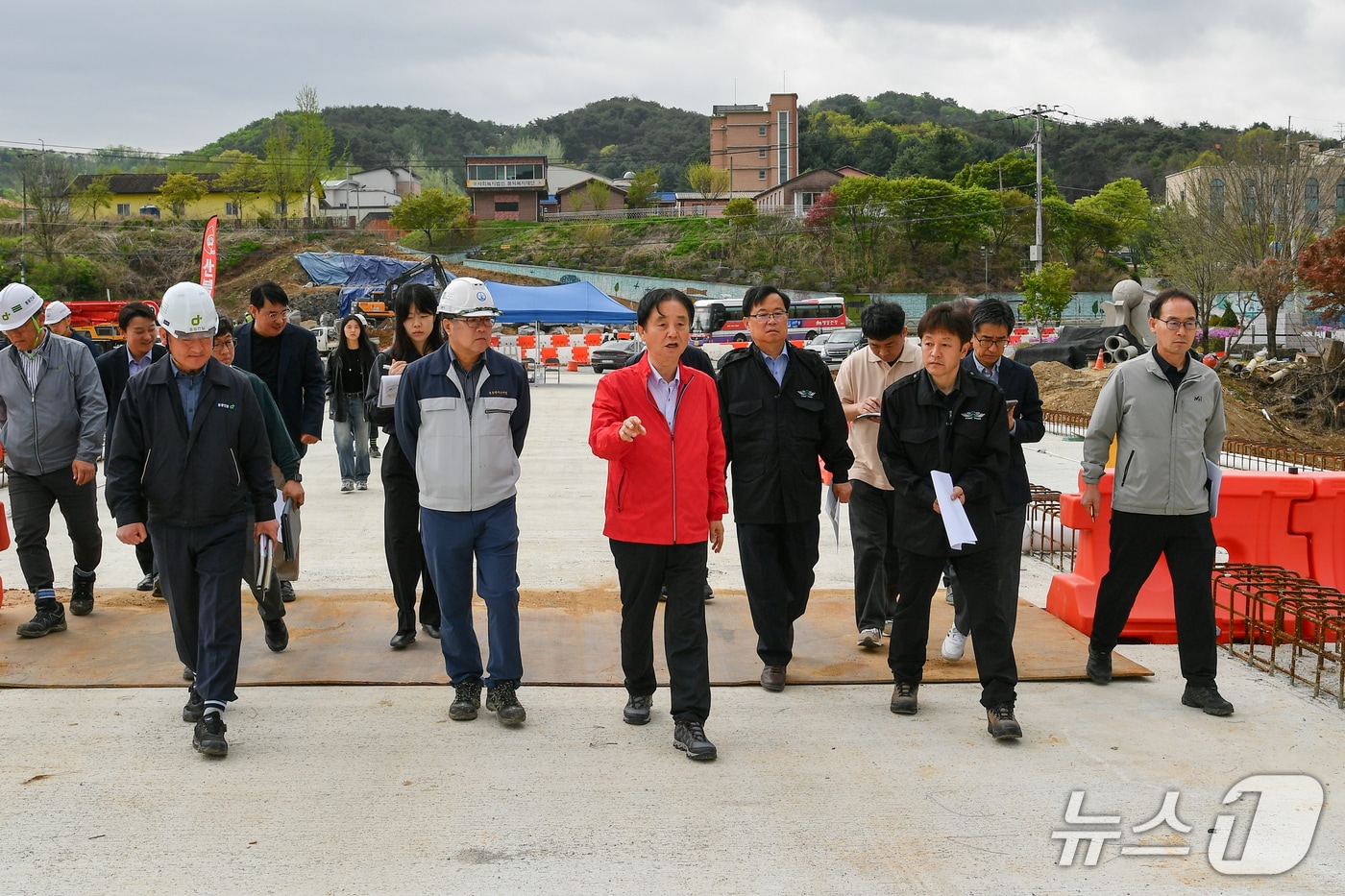 최문순 화천군수, 안중기 부군수를 비롯한 군청 관계자들이 지난 20일  화천대교 건설 현장 찾아 진행 상황을 점검하고 있다.(화천군 제공, 재판매 및 DB금지)