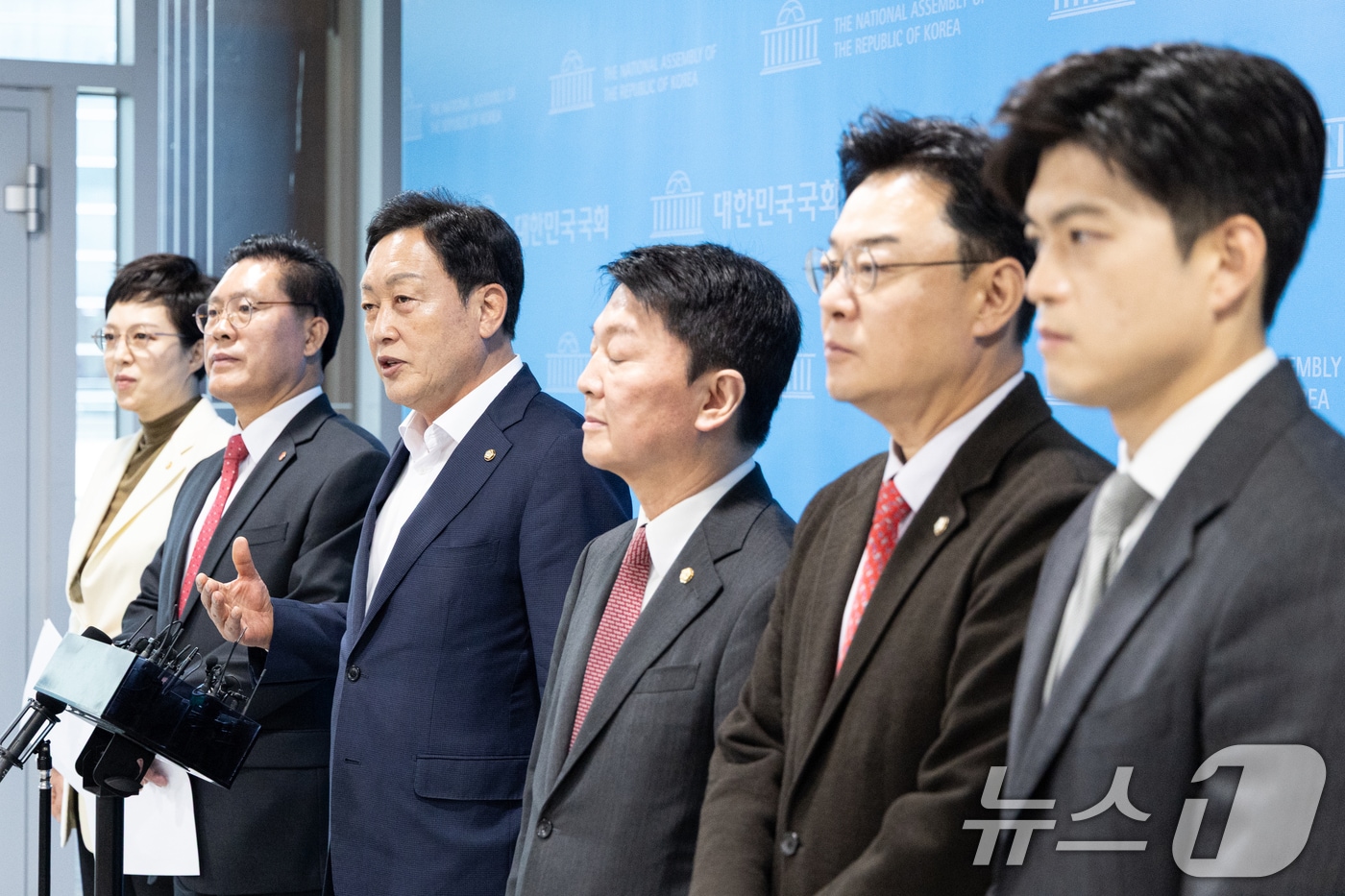 김선교 국민의힘 의원을 비롯한 경기 지역구 의원들이 21일 서울 여의도 국회 소통관에서 경기도 선대위 출범 기자회견을 마친 후 취재진 질문에 답변하고 있다. 2026.4.21 ⓒ 뉴스1 이승배 기자