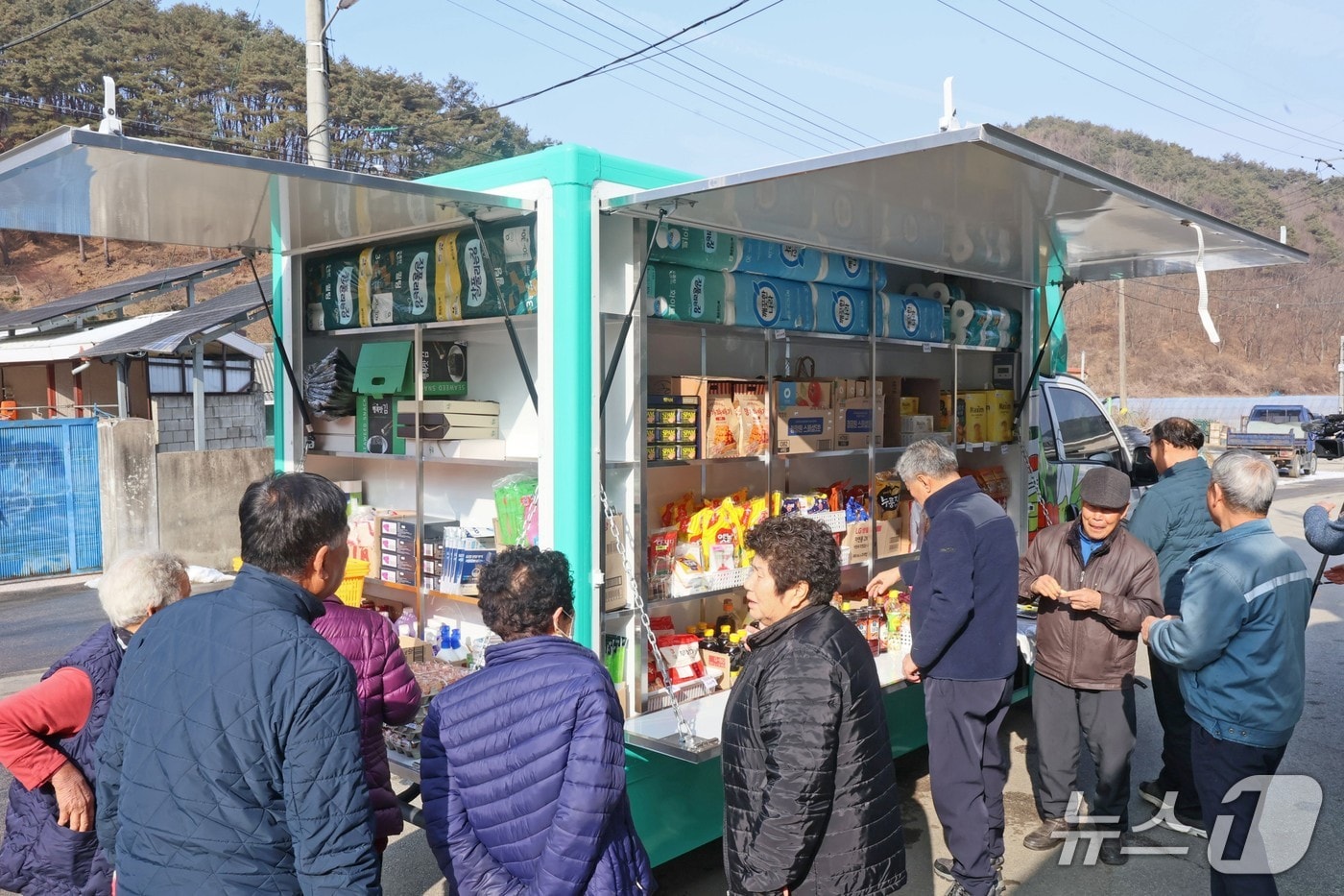 전북 임실군이 교통 취약지역 주민들의 먹거리 사각지대 해소를 위해 도입한 '가가호호 이동장터'가 생활 밀착형 서비스까지 제공하고 있다.(임실군제공, 재판맴 및 DB금지)