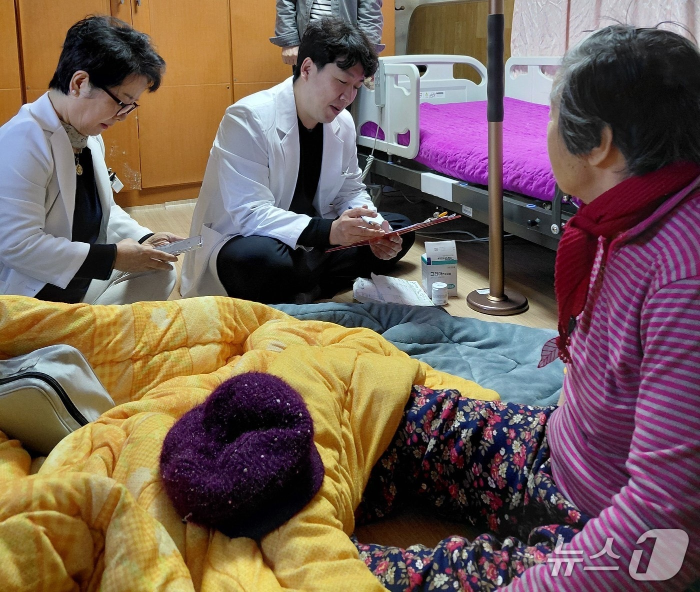 의료진이 경기 여주시 한 가정에 방문해 진료를 보고 있다.(여주시 제공. 재판매 및 DB 금지)/뉴스1 