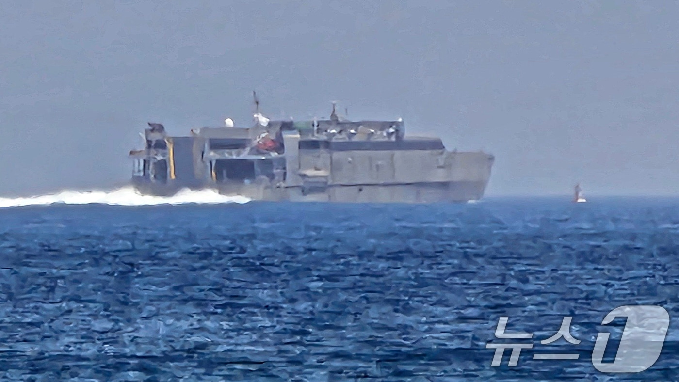 미국 해군의 스피어 헤드급 원정 고속 수송함으로 추정되는 선박이 21일 경북 포항 앞바다에서 항해하고 있다. 이 배는 워터제트 추진 방식으로 최대 45노트(시속 83㎞)로 항해하고 중형 헬기 1대와 ACV 상륙장갑차, 병력 300여명을 실어나를 수 있다. 2026.4.21 ⓒ 뉴스1 최창호 기자