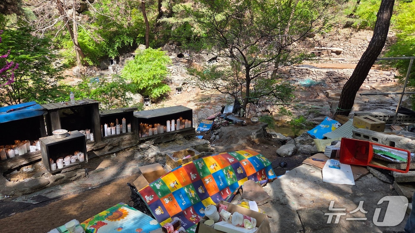 21일 대구 동구 팔공산 기도터에서 관리인 등이 불법 시설물을 철거하고 있다.2026.4.21 ⓒ 뉴스1 이성덕 기자