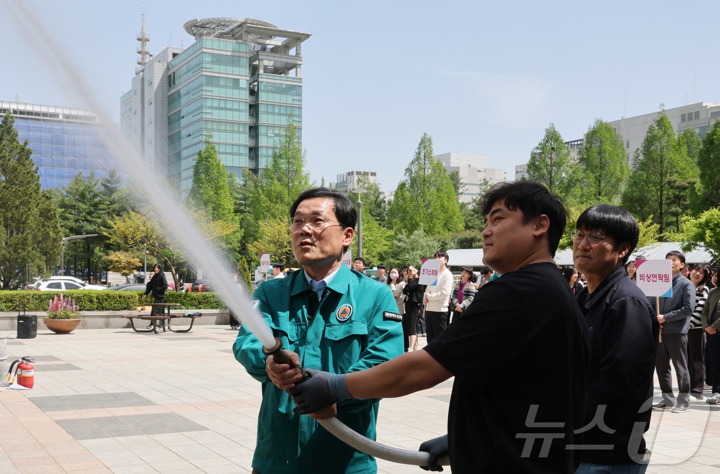 21일 대전 서구청에서 실시된 소방훈련에서 김낙철 부구청장과 직원들이 화재시 초기 대응 방법을 배우고 있다. ⓒ 뉴스1 김기태 기자