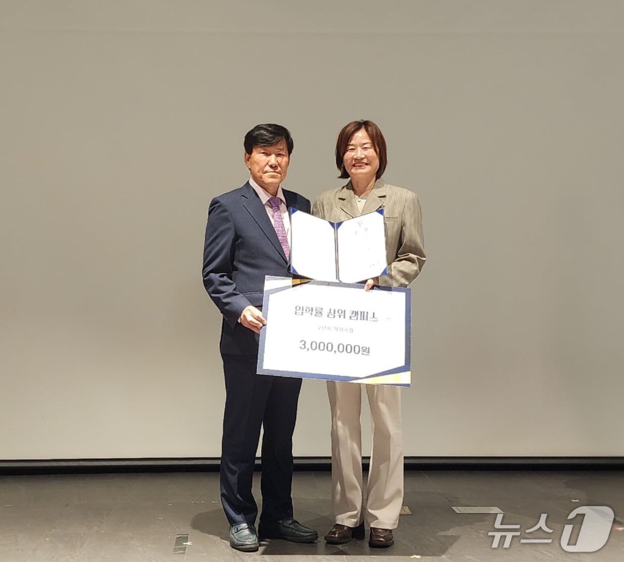 울산폴리텍대학(왼쪽·학장 정명숙)이 전국 한국폴리텍대학 캠퍼스를 대상으로 한 2026학년도 입시 성과 평가에서 3관왕을 차지했다.(울산폴리텍대학 제공)