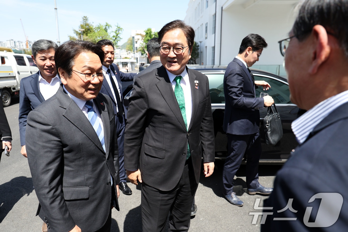 우원식 국회의장이 21일 오후 최근 복원 사업을 마치고 내달 개관을 앞둔 5·18민주화운동 최후 항쟁지인 광주 동구 옛 전남도청에서 강기정 광주시장과 인사하고 있다. 2026.4.21 ⓒ 뉴스1 이승현 기자