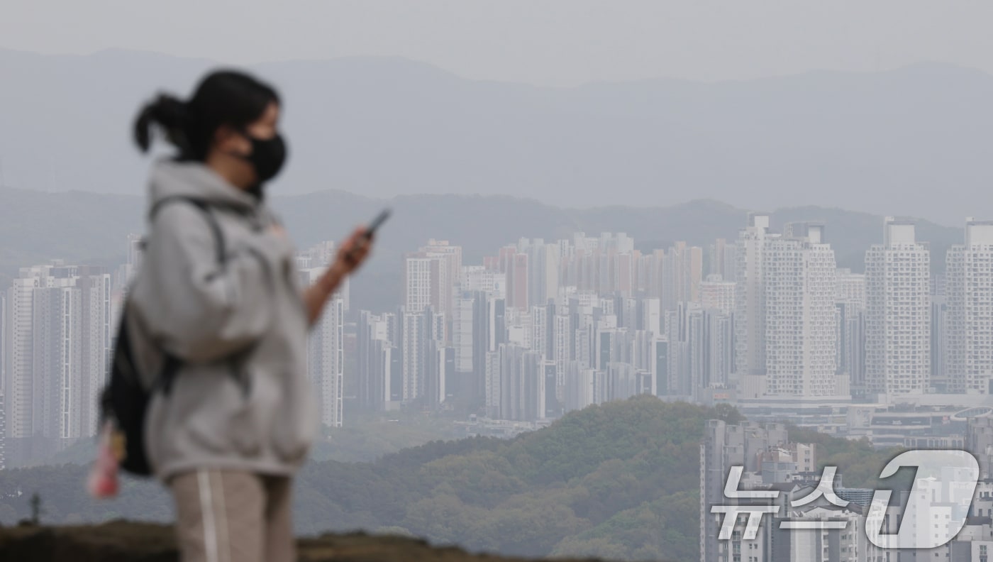 황사 영향으로 전국 미세먼지 농도가 높은 수준을 보인 21일 경기 오산시 보적사에서 바라본 도심이 황사의 영향으로 뿌옇게 보이고 있다. 2026.4.21 ⓒ 뉴스1 김영운 기자