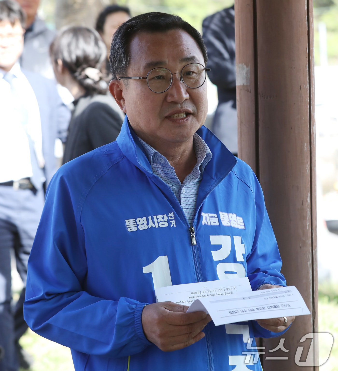 강석주 더불어민주당 통영시장 후보가 21일 오후 경남 통영 욕지도 한 공원에서 열린 '도서민 생활여건 개선을 위한 주민 간담회'에서 참석자를 소개하고 있다. 2026.4.21 ⓒ 뉴스1 윤일지 기자