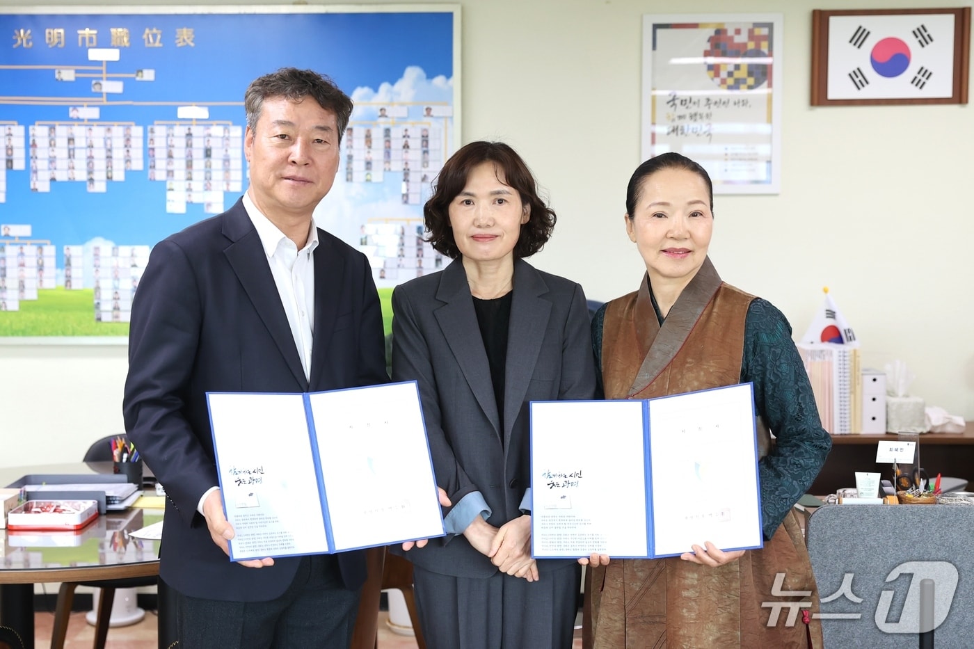 아방리농요 보유자로 지정된 안영옥 씨(오른쪽 첫 번째)와 보유단체인 광명농악보존회의 임웅수 회장(가운데).(광명시 제공)