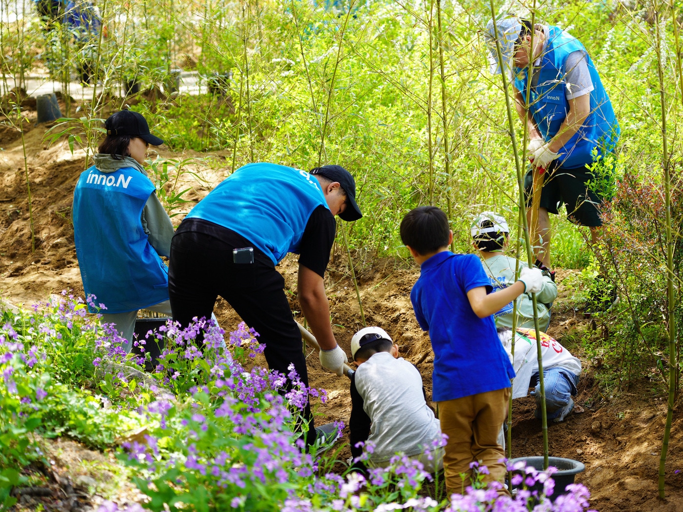 HK이노엔 임직원과 가족들이 멸종위기종 레서판다의 먹이원인 대나무를 식재하고 있다. (HK이노엔 제공)