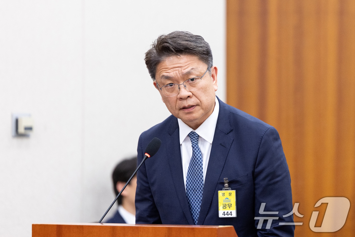 21일 서울 여의도 국회에서 열린 윤석열 정권 정치검찰 조작기소 의혹 사건 진상규명 국정조사특별위원회 서해 공무원 피격·통계조작·‘윤석열 명예훼손’ 허위보도 조작기소 의혹 사건 청문회에 증인으로 출석한 이시원 전 대통령비서실 공직기강비서관이 의원 질의에 답변하고 있다. 2026.4.21 ⓒ 뉴스1 이승배 기자