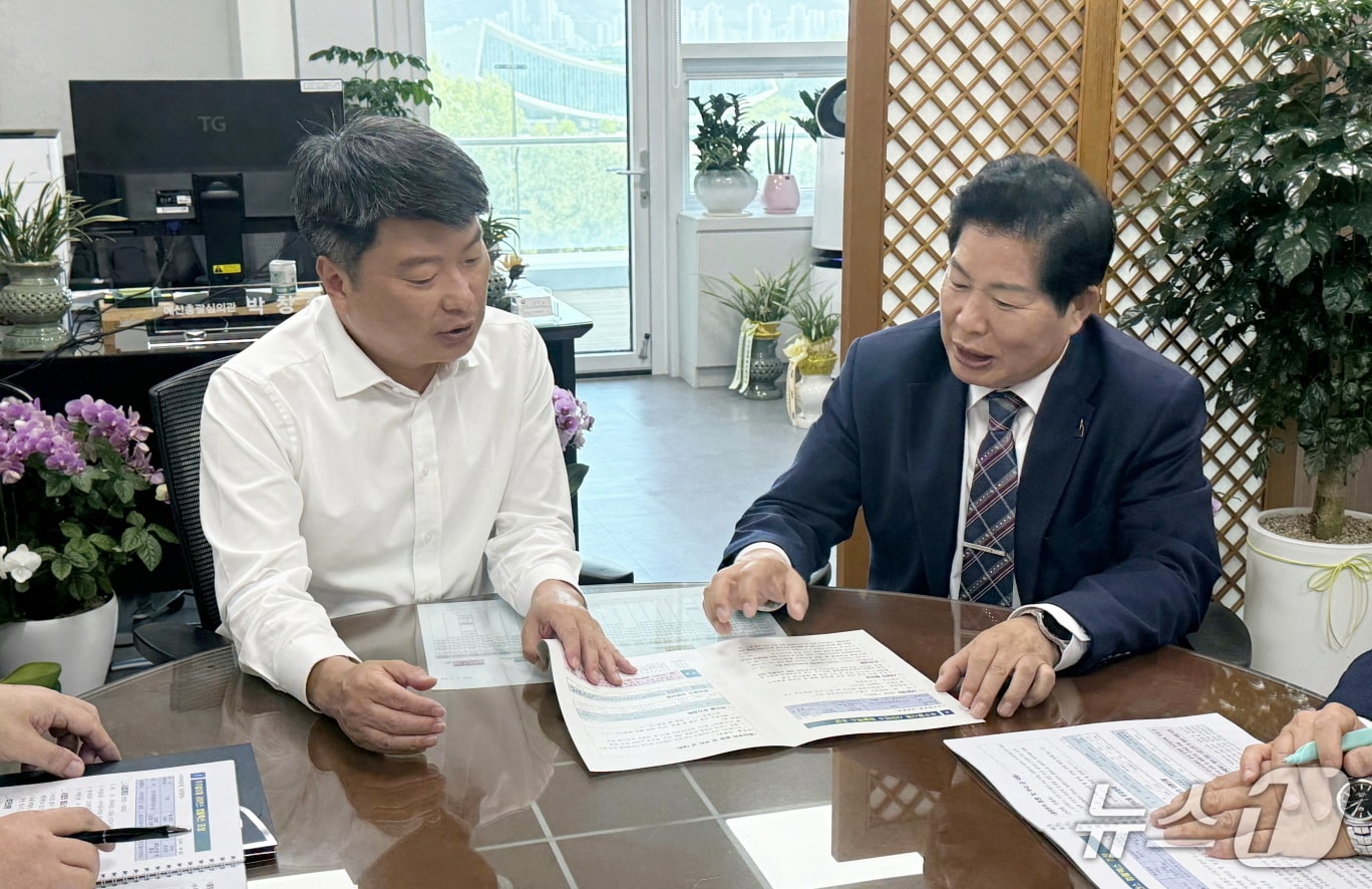 21일 기획예산처를 방문한 공영민 군수가 박창환 예산총괄심의관에게 사업의 타당성을 설명하고 있다(고흥군 제공)  