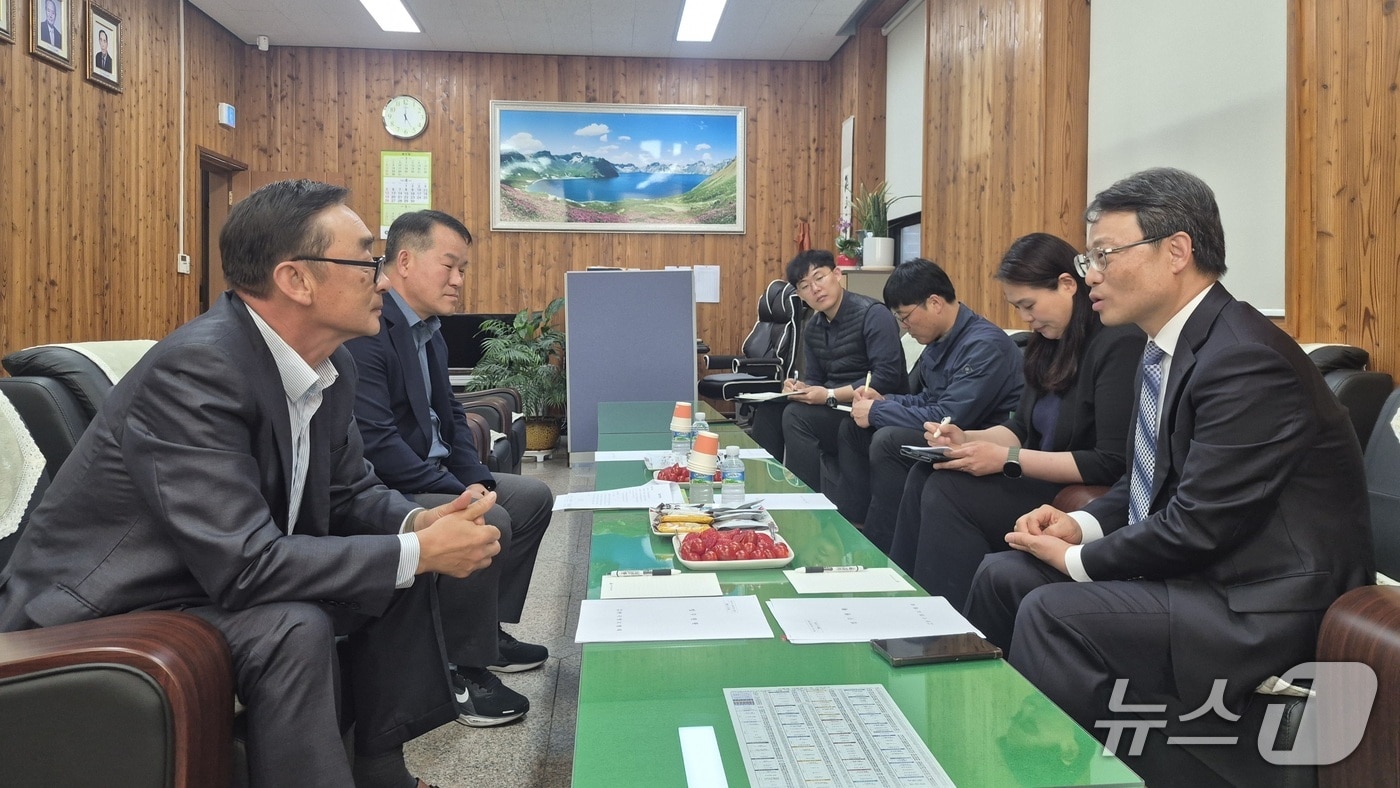 박은식 산림청장(오른쪽)이 차병권 한국양묘협회장(왼쪽)과 산림용 묘목생산과 관련한 소통간담회를 갖고 있다.(산림청 제공.재판매 및 DB금지)/뉴스1