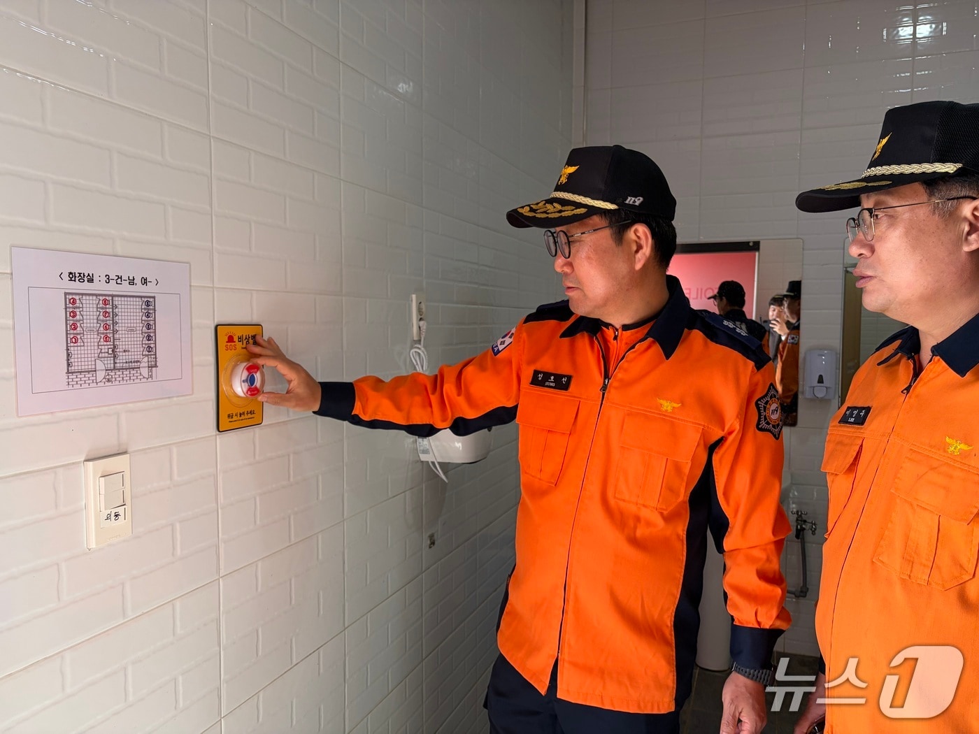 성호선 충남소방본부장이 21일 태안국제원예치유박람회 개막을 앞두고 현장 점검에 나선 모습. (충남소방본부 제공, 재판매 및 DB금지) / 뉴스1