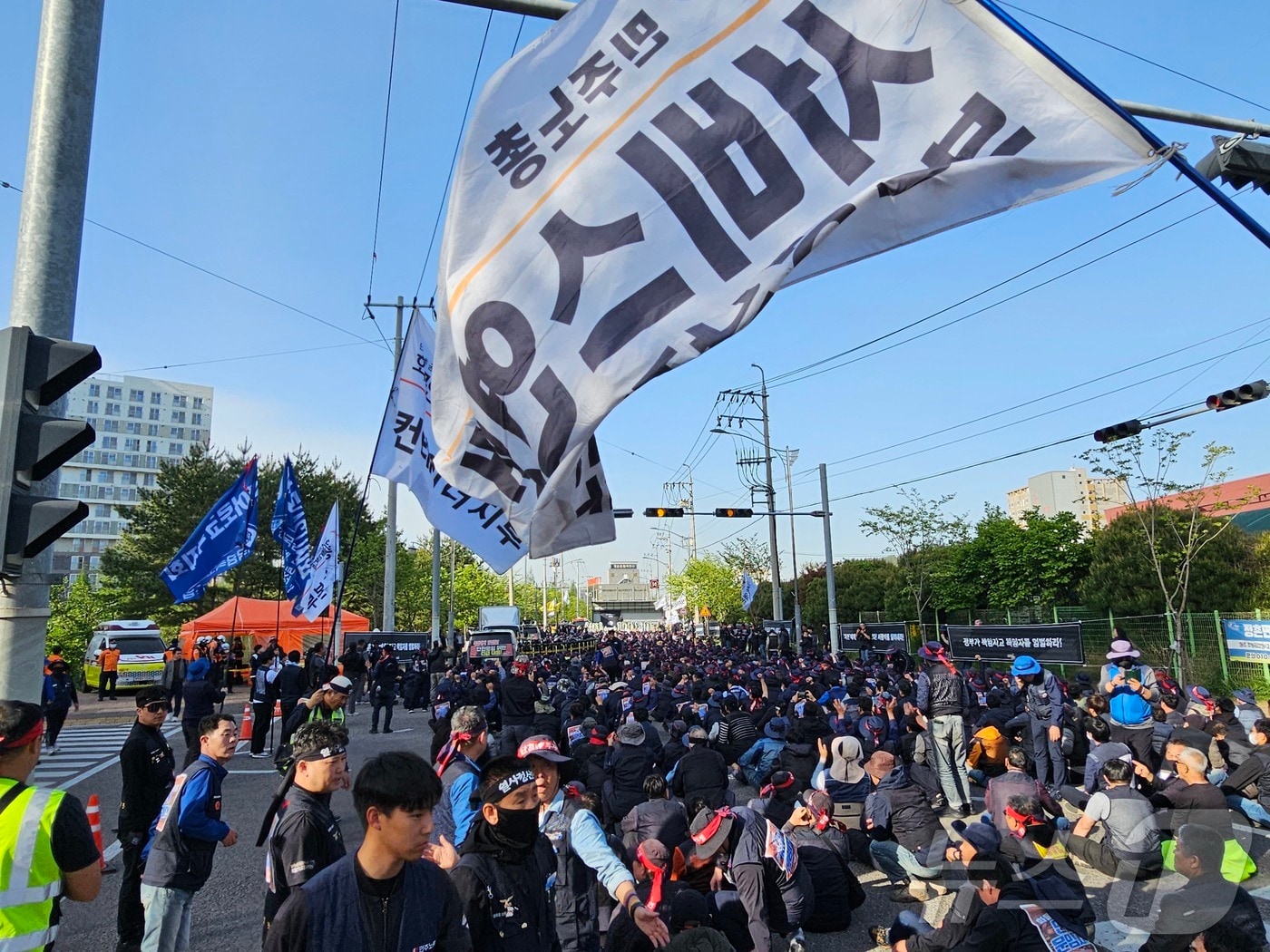 경남 진주 CU진주물류센터에서 열린 화물연대 집회 현장에서 1명이 숨지고 2명이 다친 가운데 화물연대본부가 이를 규탄하는 결의대회를 하고 있다. 2026.4.21 ⓒ 뉴스1 한송학 기자