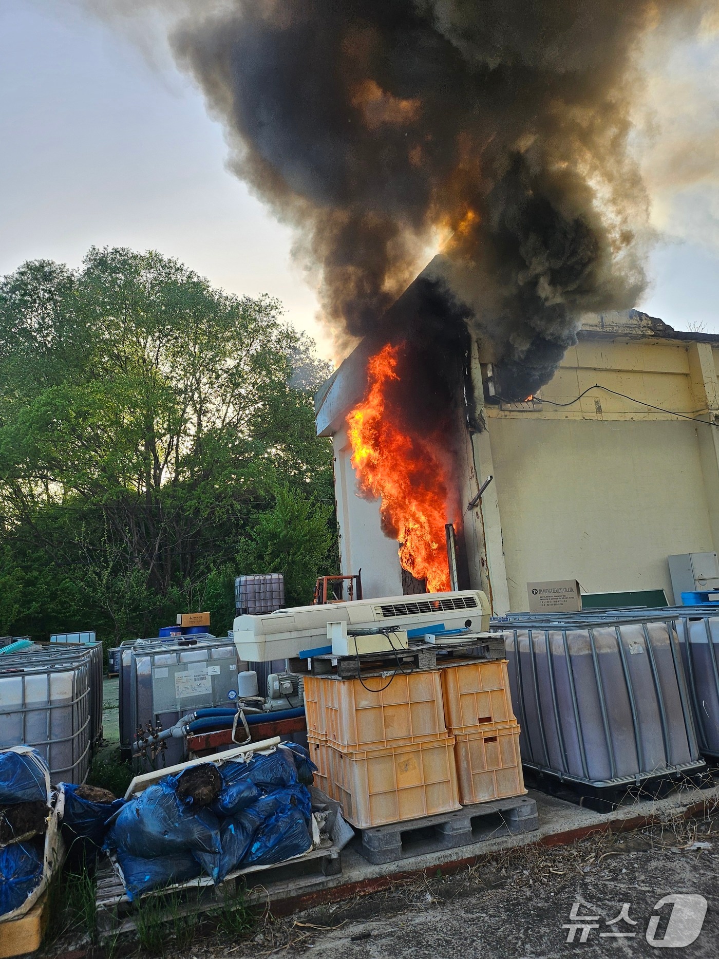 21일 오후 전남 나주 한 화학비료 업체 공장에서 불이 난 모습.(전남소방본부 제공. 재판매 및 DB 금지)