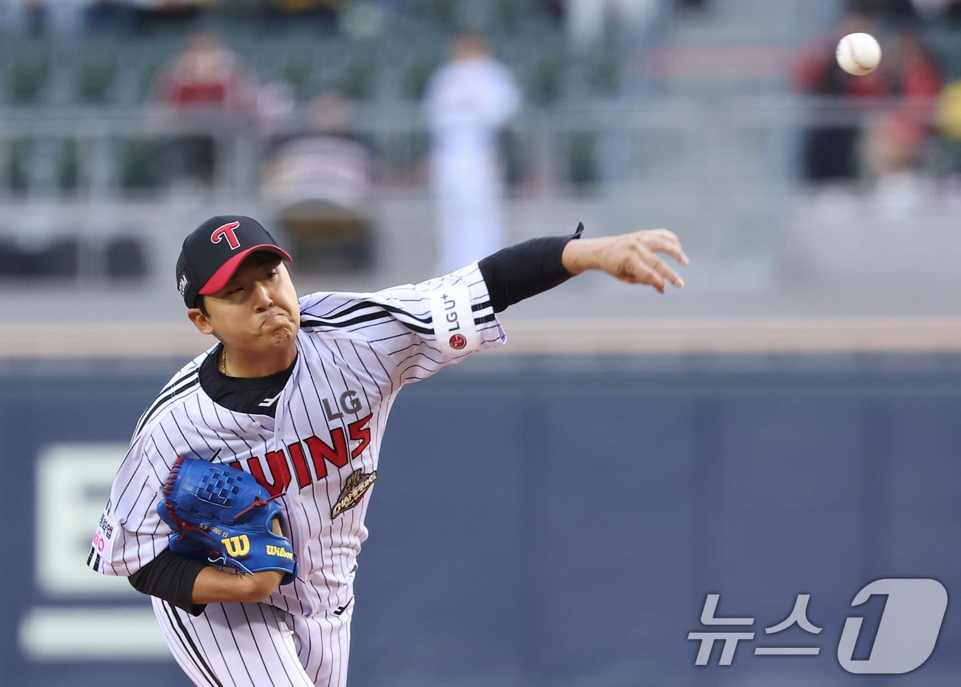 21일 서울 송파구 잠실야구장에서 열린 '2026 신한 SOL KBO리그' 한화 이글스와 LG 트윈스의 경기에서 LG 선발 송승기가 역투하고 있다. 2026.4.21 ⓒ 뉴스1 김성진 기자