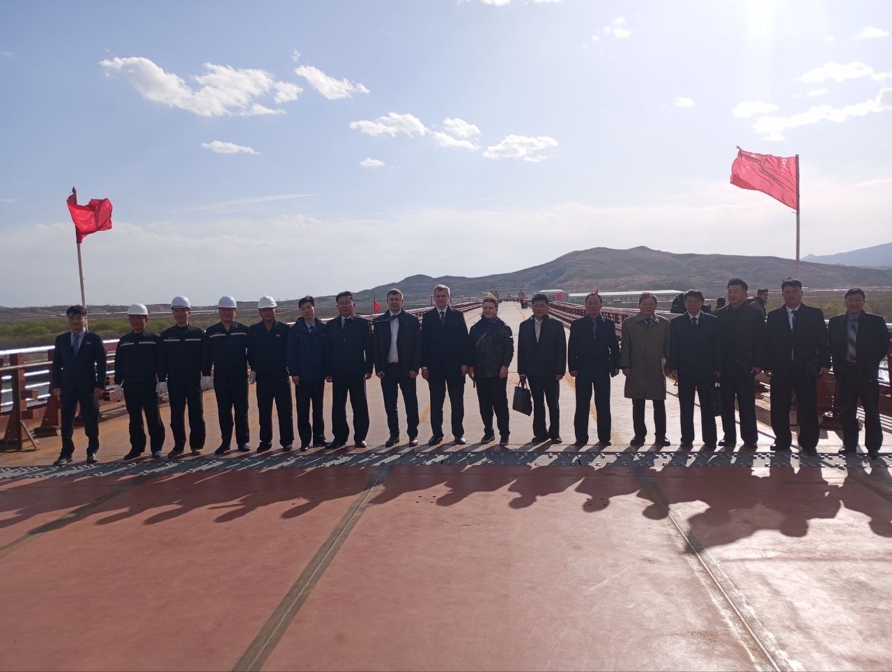 북한 주재 러시아 대사관은 21일 텔레그램을 통해 북러 국경에서 양국 간 두만강 교량 연결식이 열렸다고 밝혔다. (주북러시아대사관 텔레그램 갈무리)