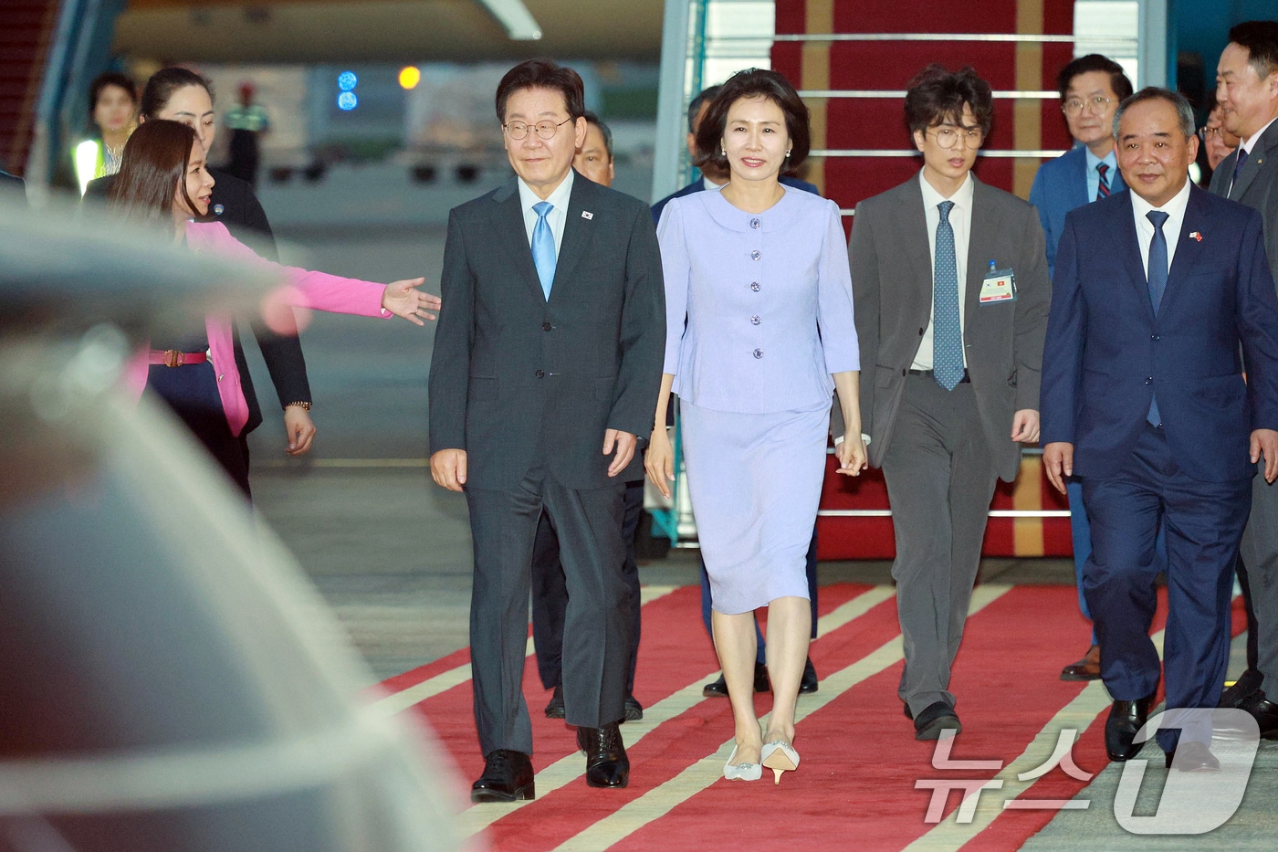 베트남을 국빈 방문하는 이재명 대통령과 김혜경 여사가 21일(현지시간) 하노이 노이바이 국제공항에 도착해 이동하고 있다. 2026.4.21 ⓒ 뉴스1 이재명 기자