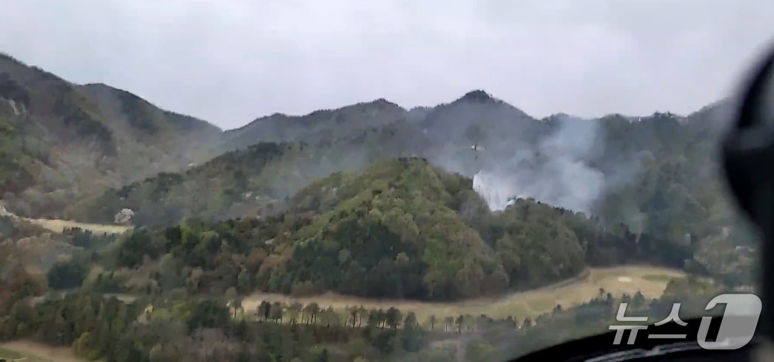 22일 오전 6시 10분쯤 대구 동구 도학동 팔공산에서 산불이 발생해 진화 헬기가 투입됐다.(산림청 제공. 재판매 및 DB 금지)2026.4.22/뉴스1