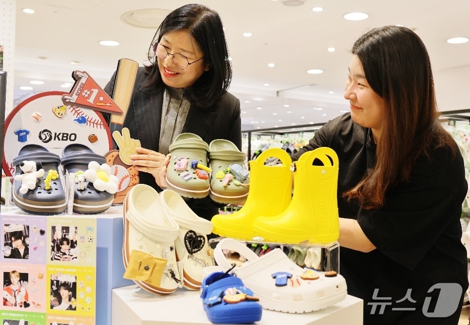 롯데백화점 상인점 5층 크록스 매장에서 직원이 다양한 디자인의 크록스 상품을 살펴보고 있다.(롯데백화점 제공, 재판매 및 DB 금지)