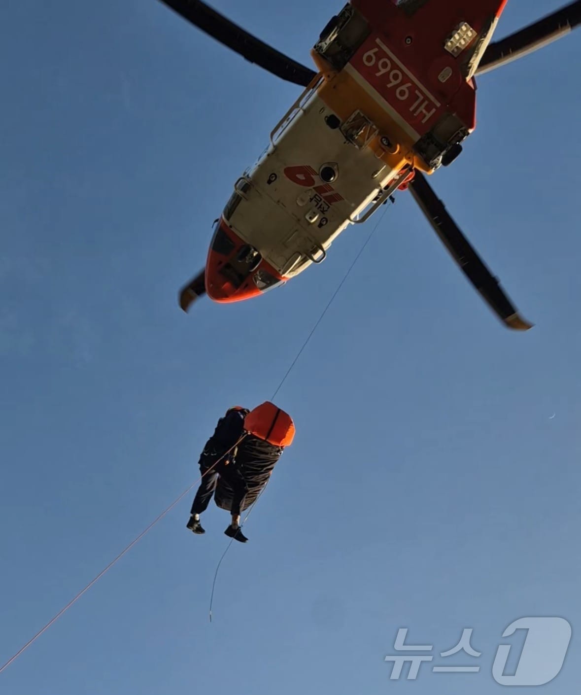 전남 강진소방서는 월출산 등산 중 추락한 50대 여성 A 씨를 헬기를 이용해 신속히 구조했다고 22일 밝혔다.(강진소방서 제공, 재배포 및 DB 금지) ⓒ 뉴스1