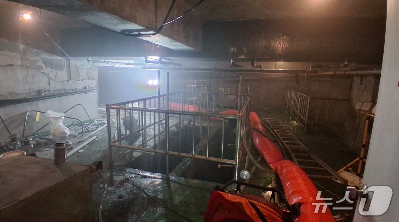 21일 오전 10시 21분쯤 절단 작업 중 불이 난 경북 봉화군 봉화읍의 건물 지하 정화조.(경북소방본부 제공. 재판매 및 DB 금지)2026.4.22/뉴스1