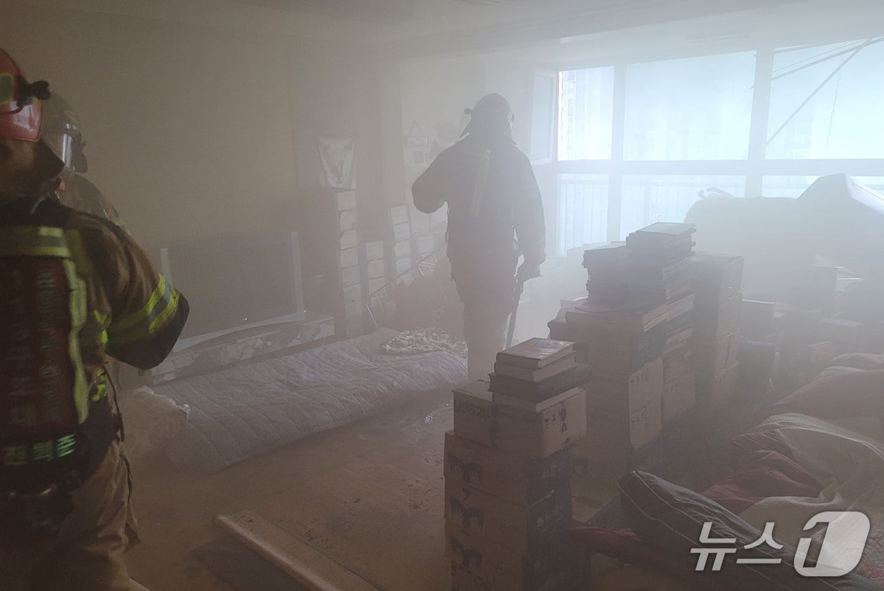 21일 오후 3시 54분쯤 불이 난 경북 포항시 남구 효자동의 한 아파트에서 소방대원들이 진화 후 수색하고 있다.(경북소방본부 제공. 재판매 및 DB 금지)2026.4.22/뉴스1