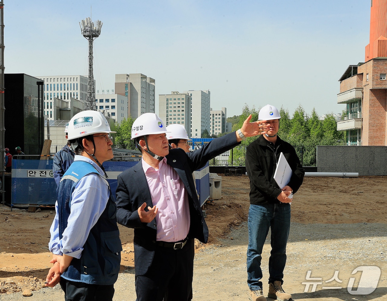 서철모 서구청장이 건설 현장에서 민관합동 안전 점검을 하고 있다.