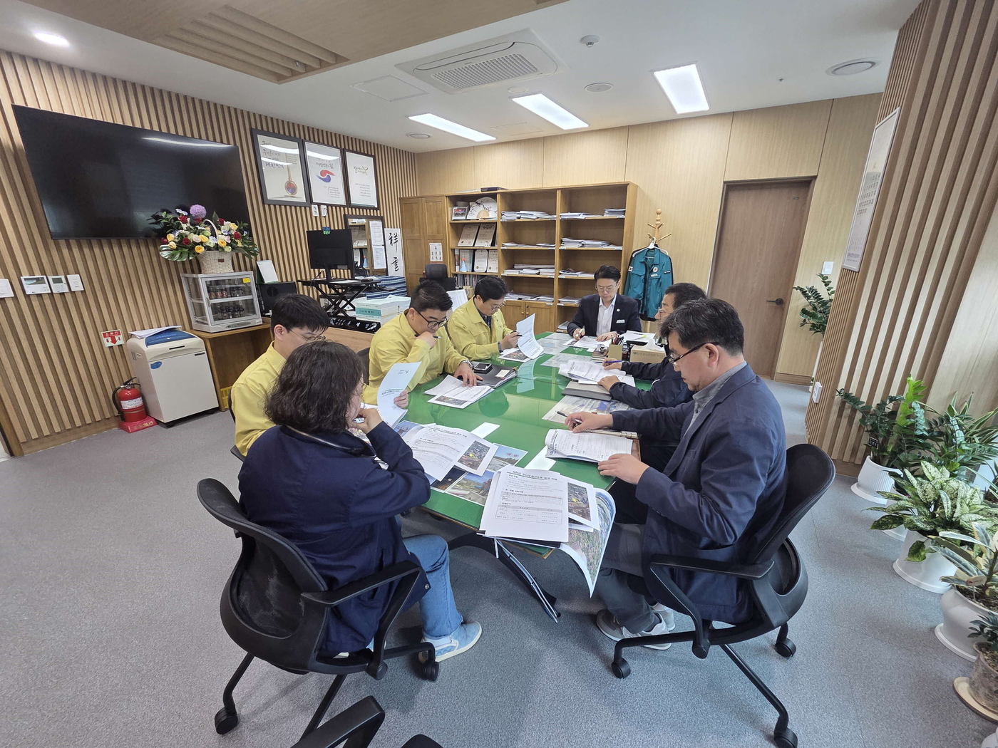 소나무재선충병 피해 현황과 방제 상황 논의 모습.(서천군 제공. 재판매 및 DB금지)/뉴스1