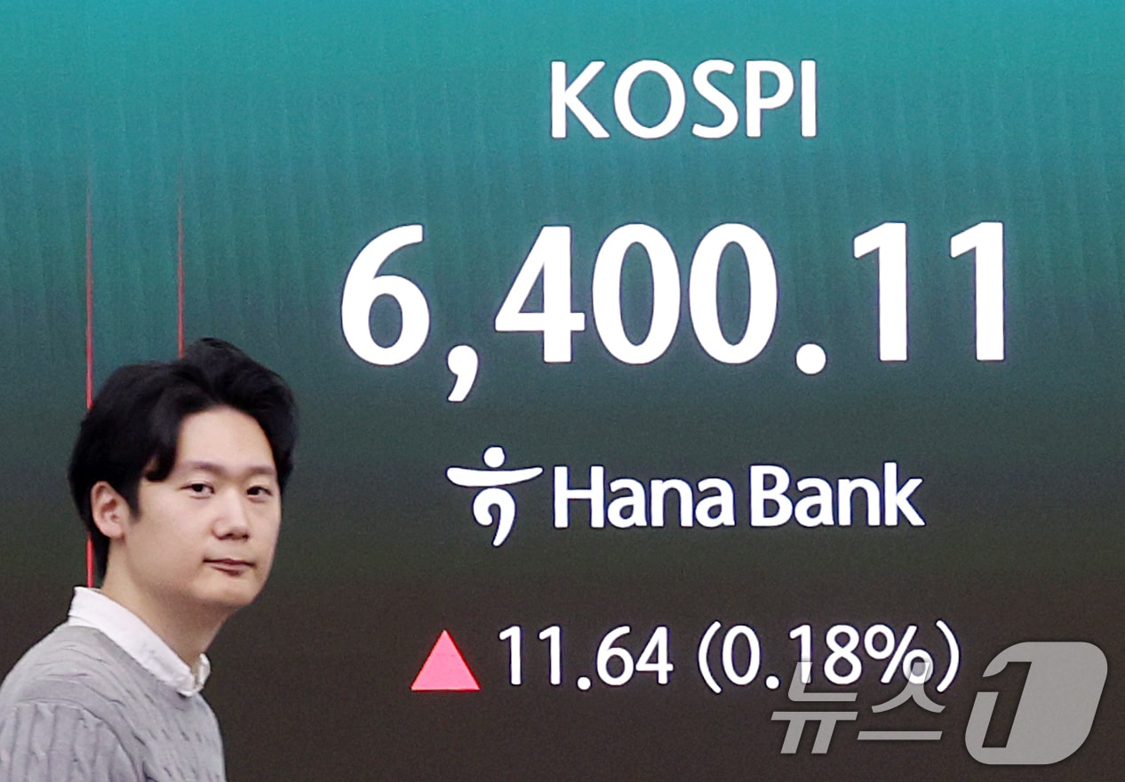 코스피가 장중 6400선을 돌파한 뒤 혼조세를 보이고 있는 22일 오전 서울 중구 하나은행 딜링룸에 시황이 나오고 있다.  2026.4.22 ⓒ 뉴스1 조연우 인턴기자