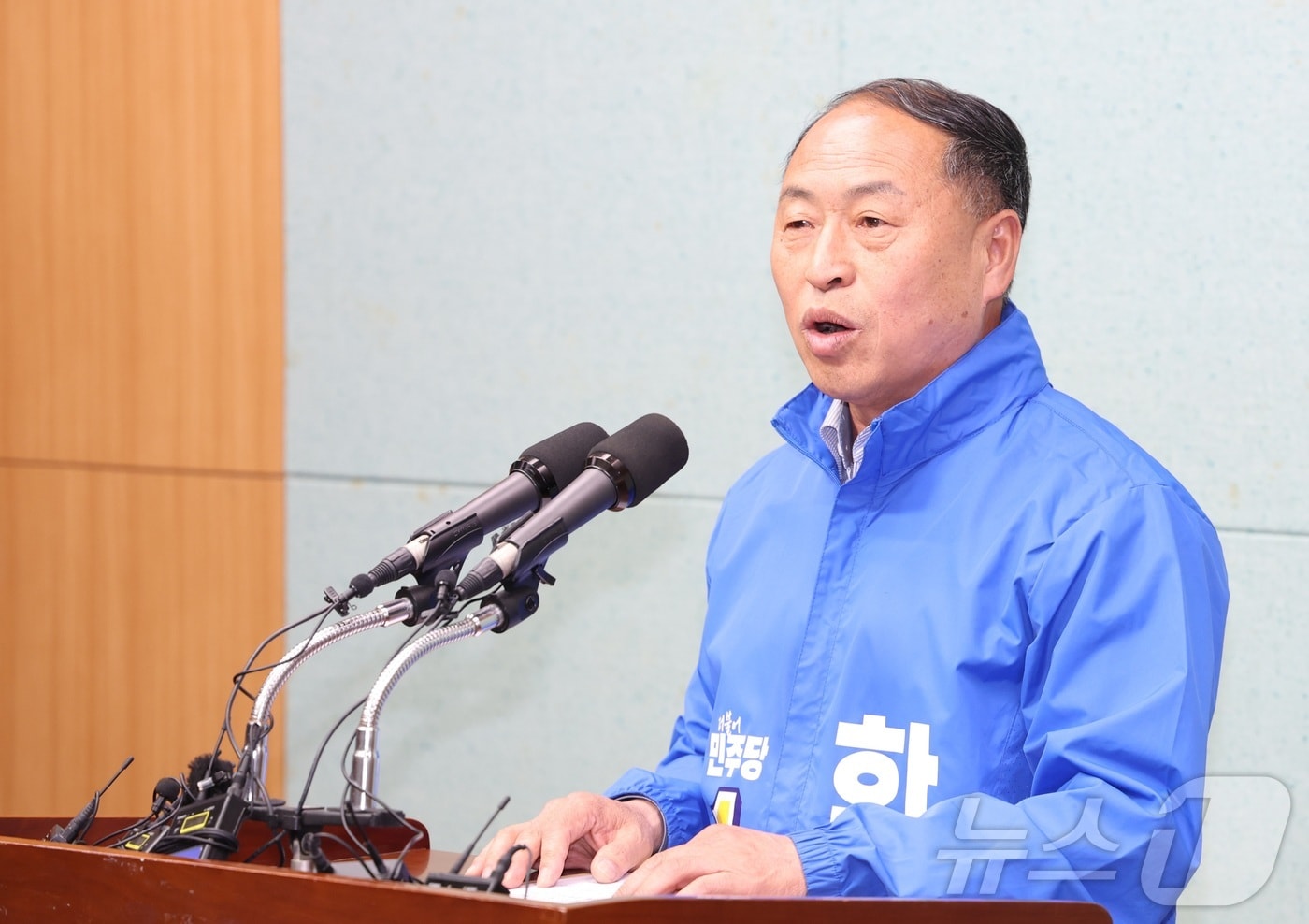 더불어민주당 한득수 임실군수 예비후보가 22일 전북 전주시 전북특별자치도의회에서 긴급 기자회견을 열고 돈봉투 살포 의혹 관련 입장발표를 하고 있다. 2026.4.22 ⓒ 뉴스1 유경석 기자