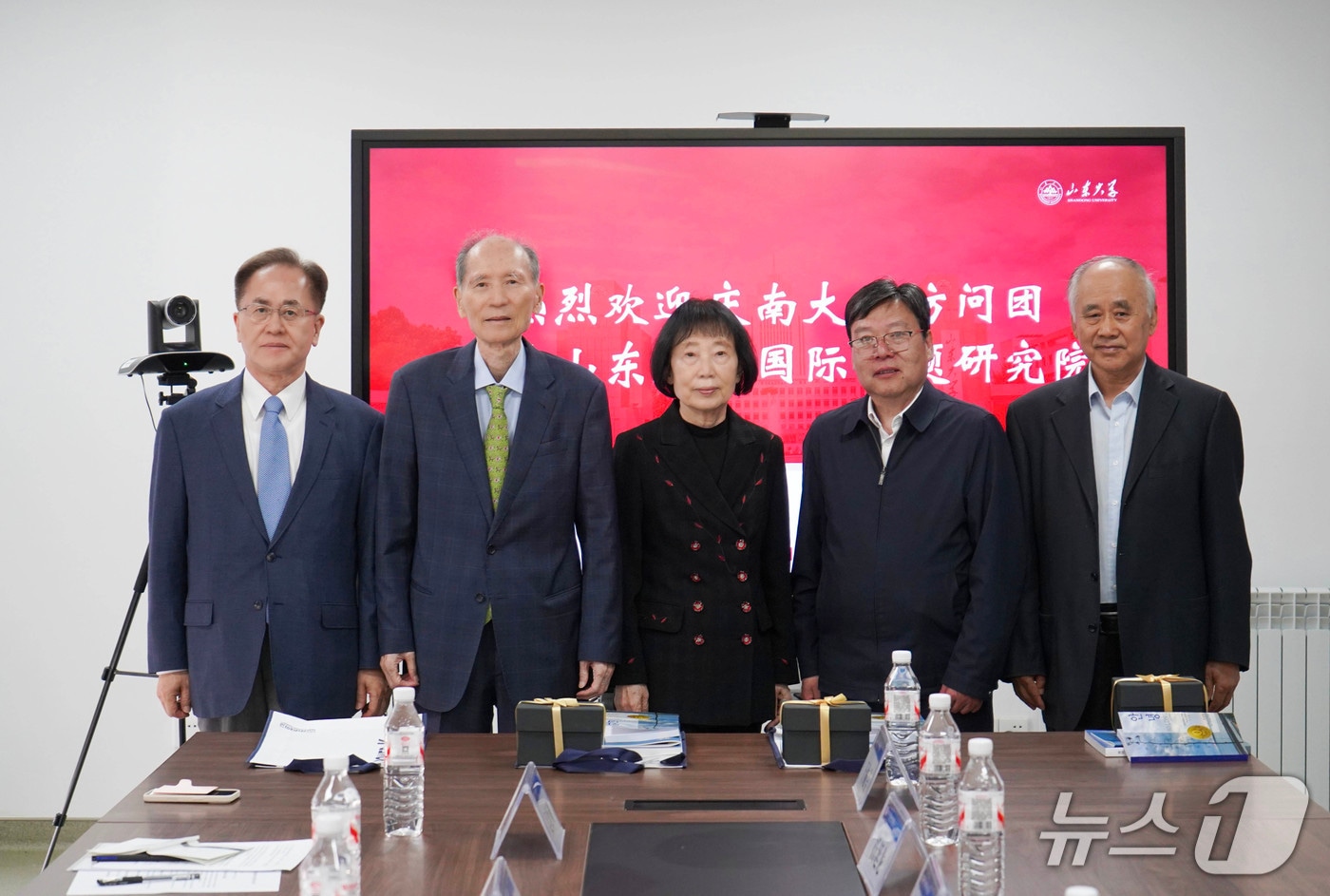 박재규 경남대 총장(왼쪽에서 두번째)이 지난 21일 산동대 위해캠퍼스에서 열린 회의에서 산동대 관계자들과 기념사진을 촬영하고 있다.(경남대 제공. 재판매 및 DB금지)