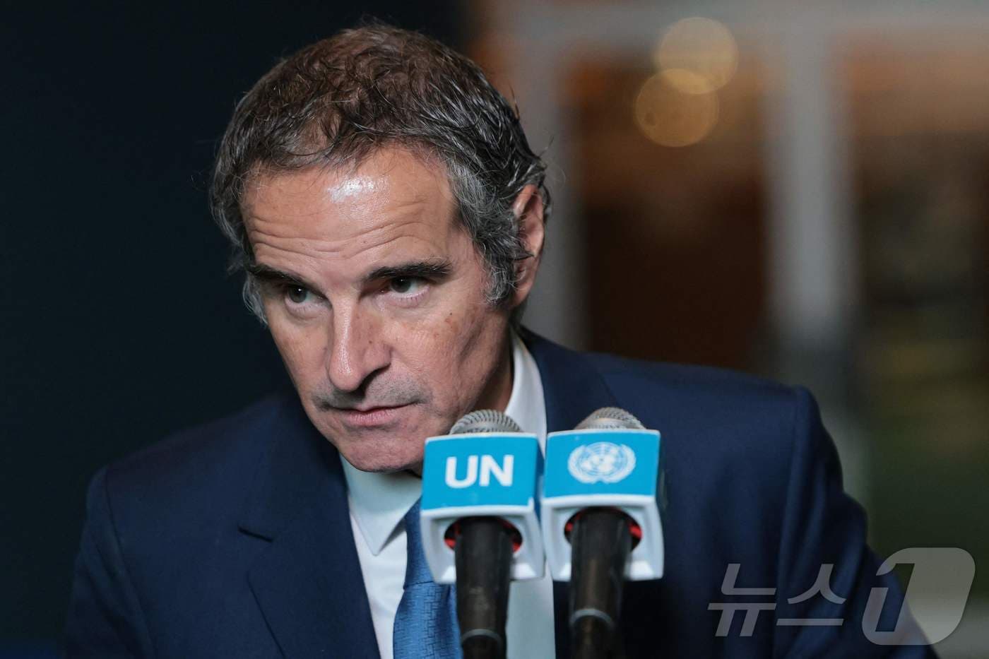 라파엘 그로시 국제원자력기구(IAEA) 사무총장이 21일(현지시간) 뉴욕시 유엔 본부에서 언론과 대화하고 있다. 2026.4.21 ⓒ AFP=뉴스1
