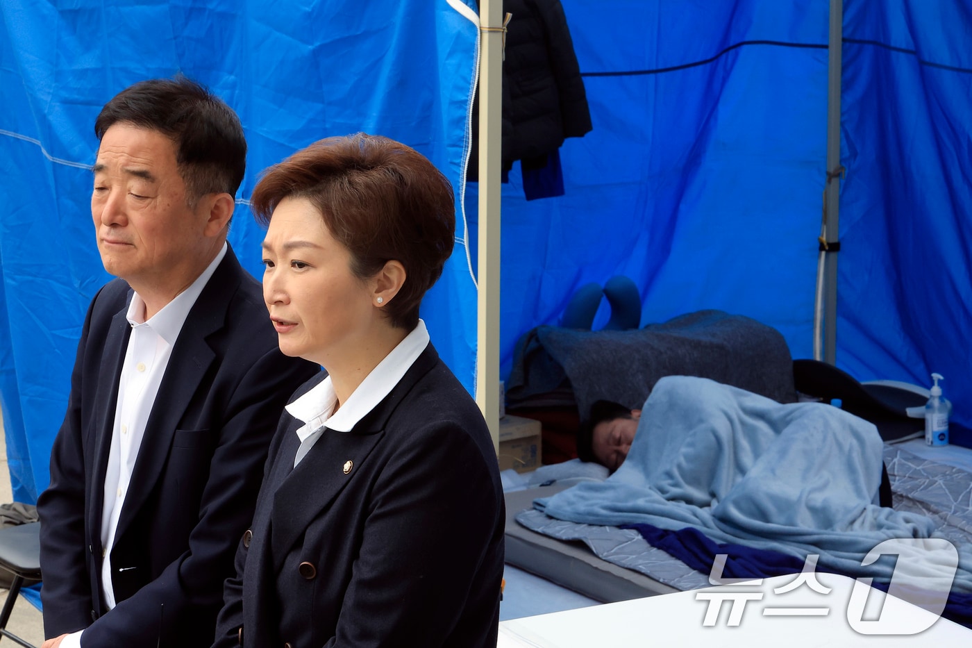 강득구, 이언주 더불어민주당 최고위원이 22일 오전 서울 여의도 국회 본청 앞 안호영 의원 단식장 앞에서 기자회견을 하고 있다. 안 의원은 건강악화로 이날 오후 1시 40분쯤 녹색병원으로 긴급후송됐다. 2026.4.22 ⓒ 뉴스1 박정호 기자