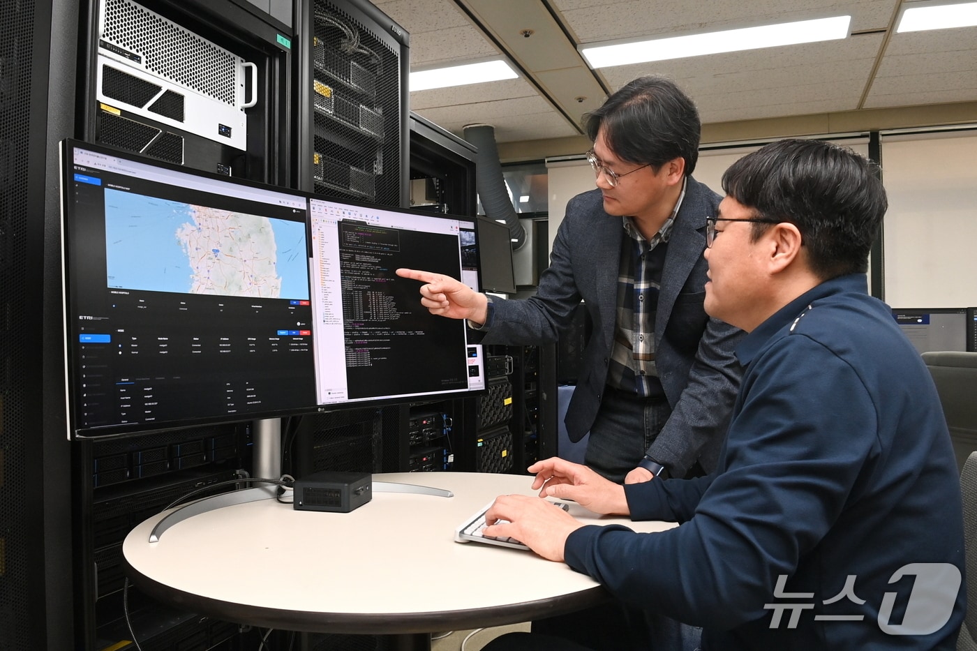 에지 컴퓨팅 플랫폼 구현 결과를 확인하며 알고리즘 동작을 점검하는 ETRI 연구진(ETRI 제공) /뉴스1