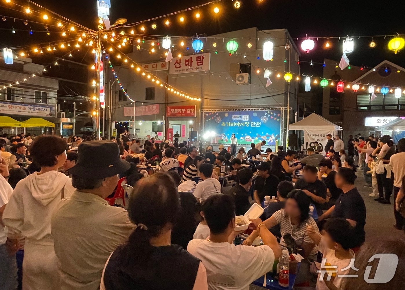 육거리 야시장 만원 메인 행사장.(청주시 제공. 재판매 및 DB금지)