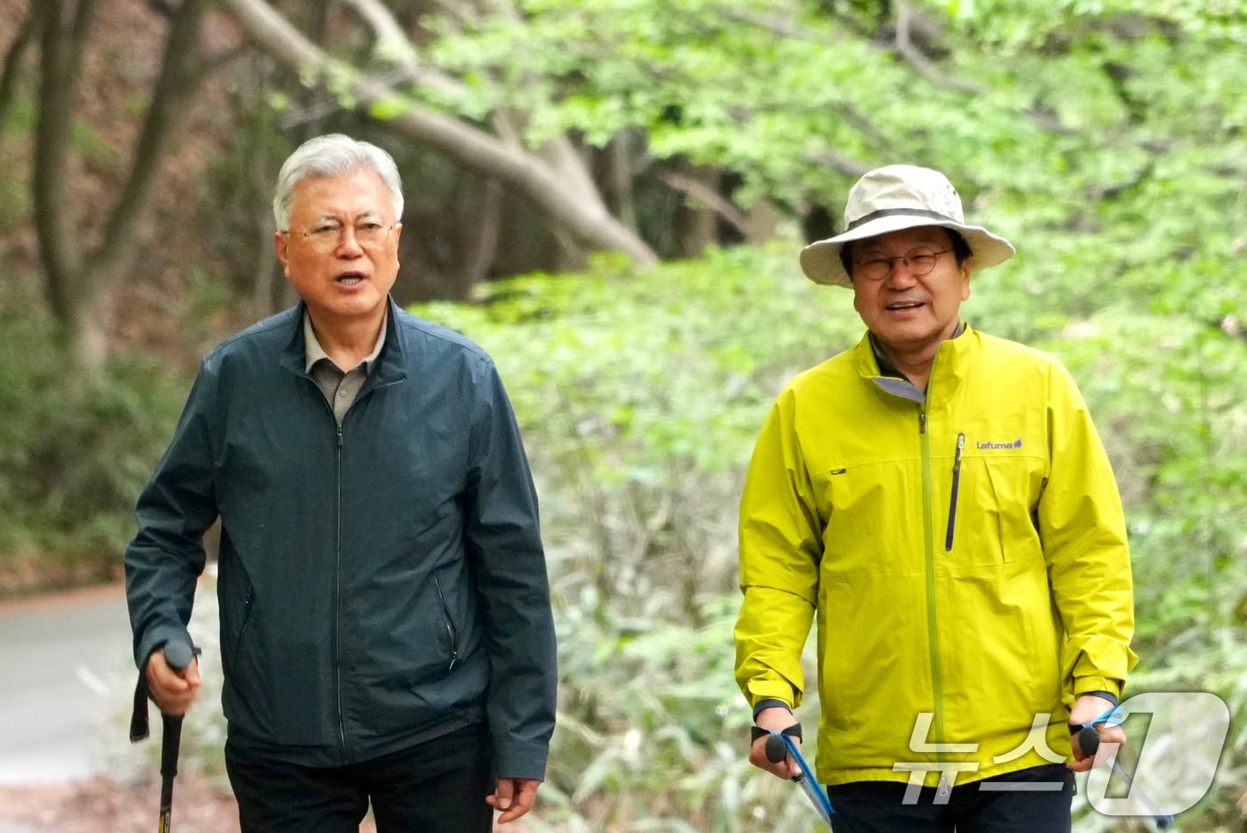 문재인 전 대통령이 22일 오전 강기정 광주시장과 함께 광주 무등산국립공원을 찾아 등산하고 있다. (독자제공) 2026.4.22