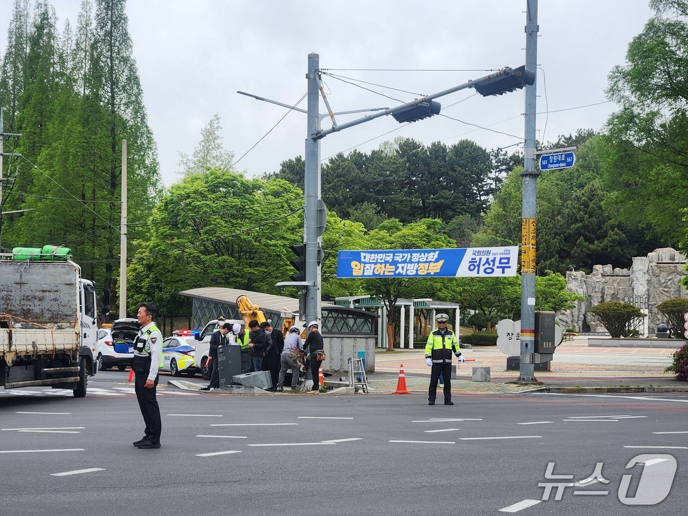 22일 오전 9시 20분쯤 창원시 성산구 삼동동 삼동공원 사거리에서 음주 운전 차량이 신호등과 신호 제어기를 충격해 사거리 신호가 마비됐다. 사진은 사고 현장에서 경찰이 수신호로 차량 흐름을 통제하는 모습.(독자 제공. 재판매 및 DB금지)