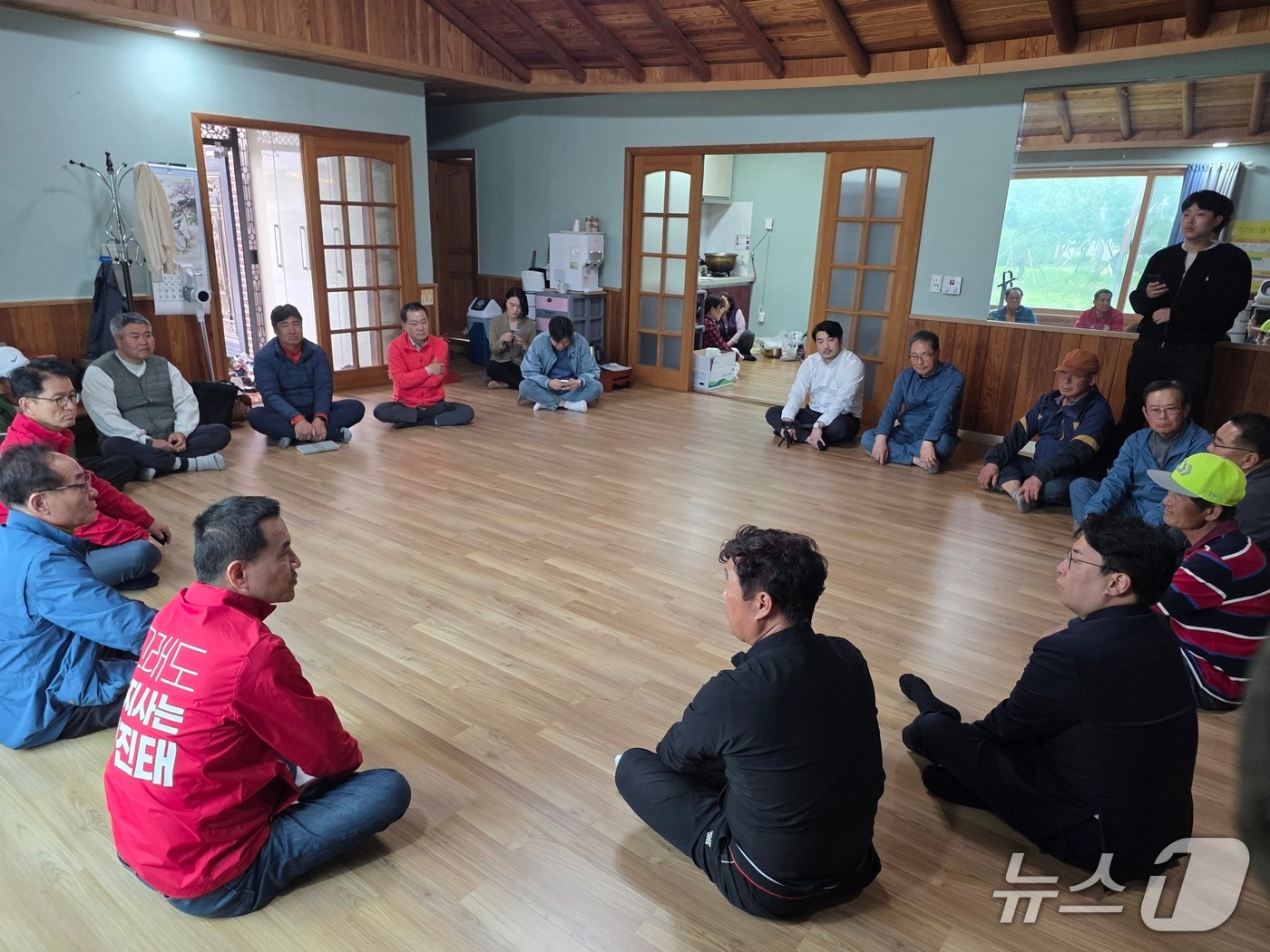 김진태 국민의힘 강원특별자치도지사 예비후보가 21일 현장 밀착형 행보인 '회관일기' 5탄을 통해 양양군 손양면 수산리어촌마을주민들과 소통을 이어갔다.(김진태 예비후보 측 제공. 재판매 및 DB금지)/뉴스1