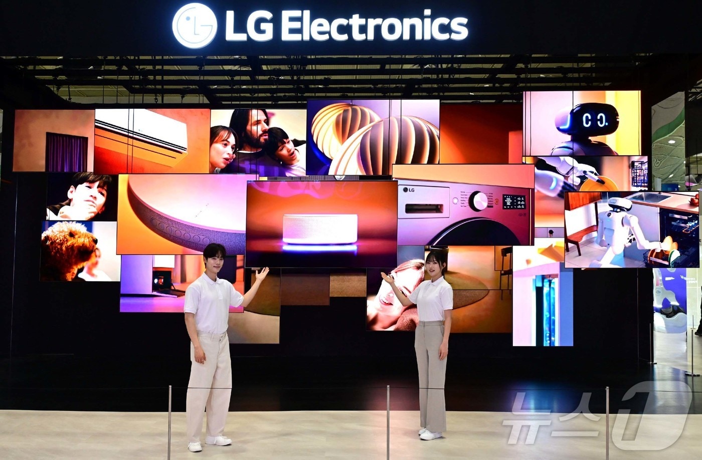 22일 서울 강남구 코엑스에서 열린 '2026 월드IT쇼' LG전자 전시장 입구에 초슬림·초밀착 무선 월페이퍼 TV ‘LG 시그니처 올레드' 25대를 천장에 매달아 마치 공중에 떠 있는 듯한 초대형 오브제가 설치되어 있다. (LG전자 제공. 재판매 및 DB 금지) 2026.4.22 ⓒ 뉴스1