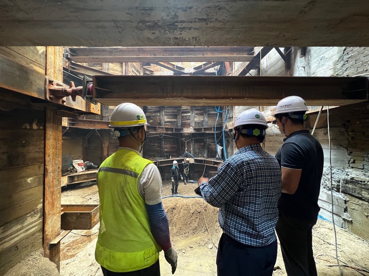 지반침하의 원인이 될 수 있는 지하개발 현장위험요소를 살피는 모습(노원구 제공)