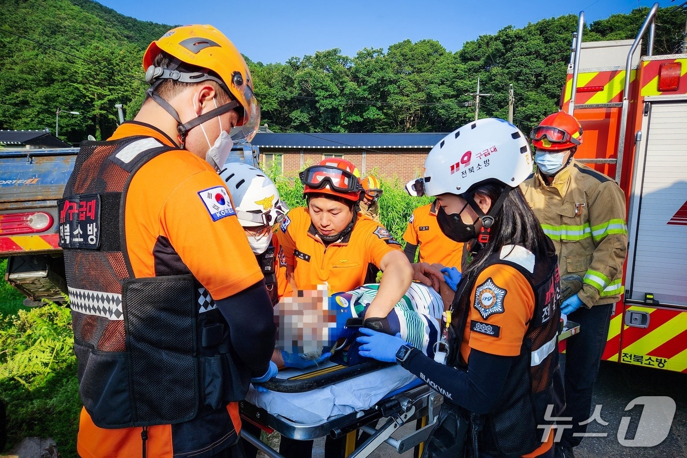 전북 소방이 환자를 이송하고 있다.(전북소방본부 제공. 재판매 및 DB금지)