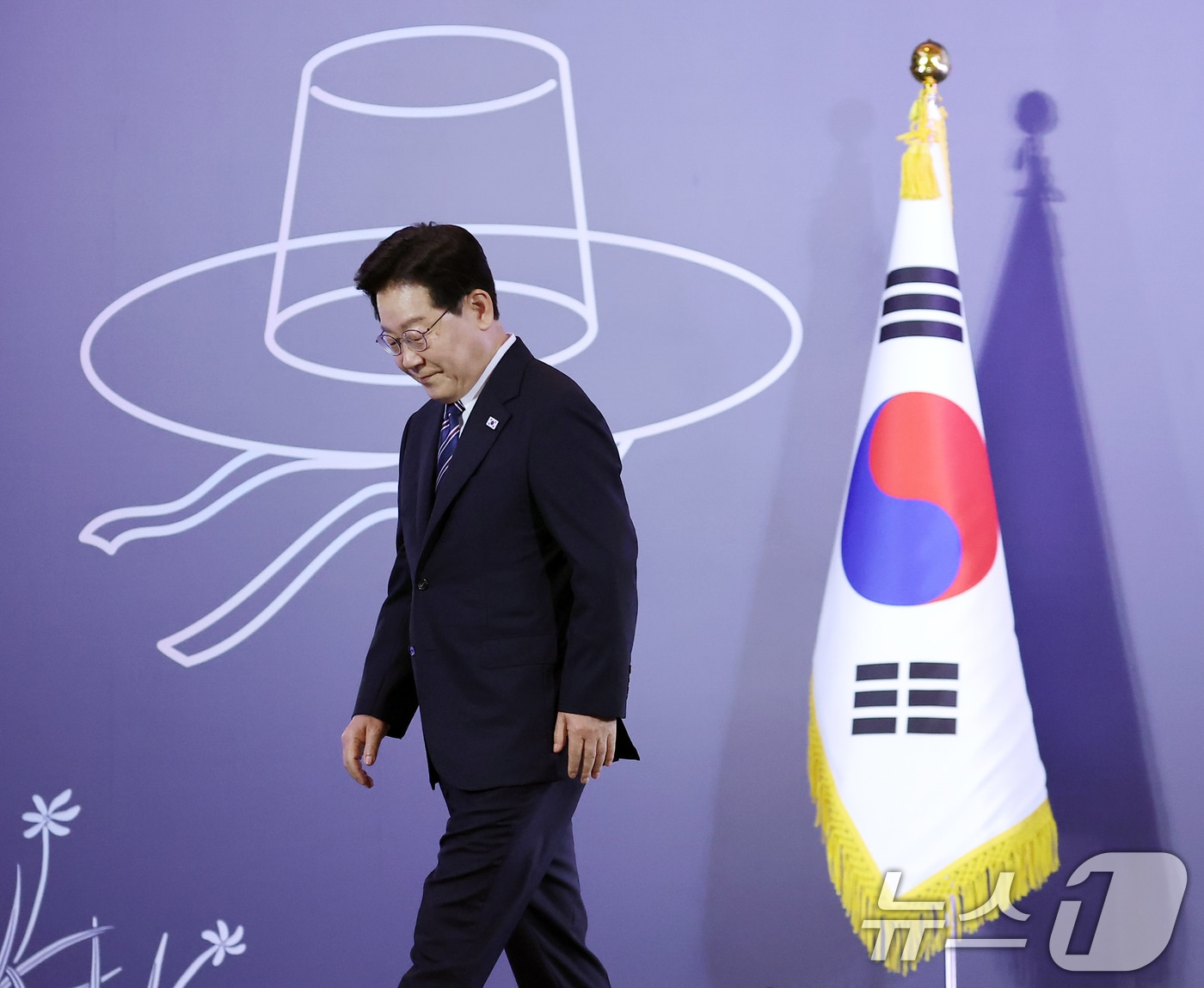 베트남을 국빈 방문 중인 이재명 대통령이 22일(현지시간) 하노이의 한 호텔에서 열린 동포 오찬 간담회에서 인사말을 마친 뒤 단상을 내려오고 있다.2026.4.22 ⓒ 뉴스1 이재명 기자