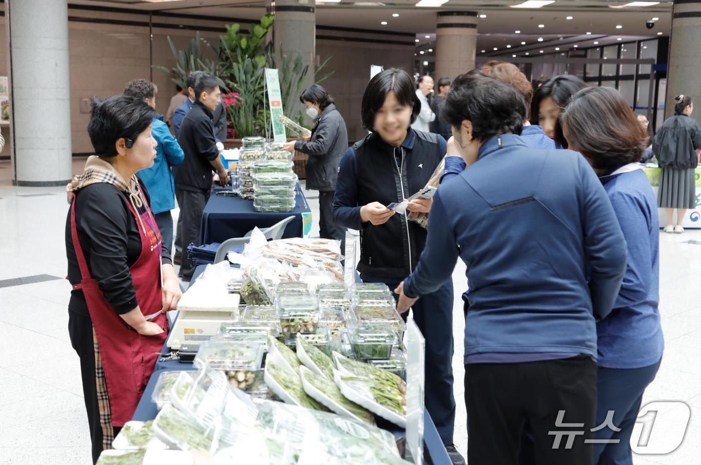 시민들이 판매 부스에서 산나물을 구매하는 모습(산림조합중앙회 제공.재판매 및 DB금지)/뉴스1
