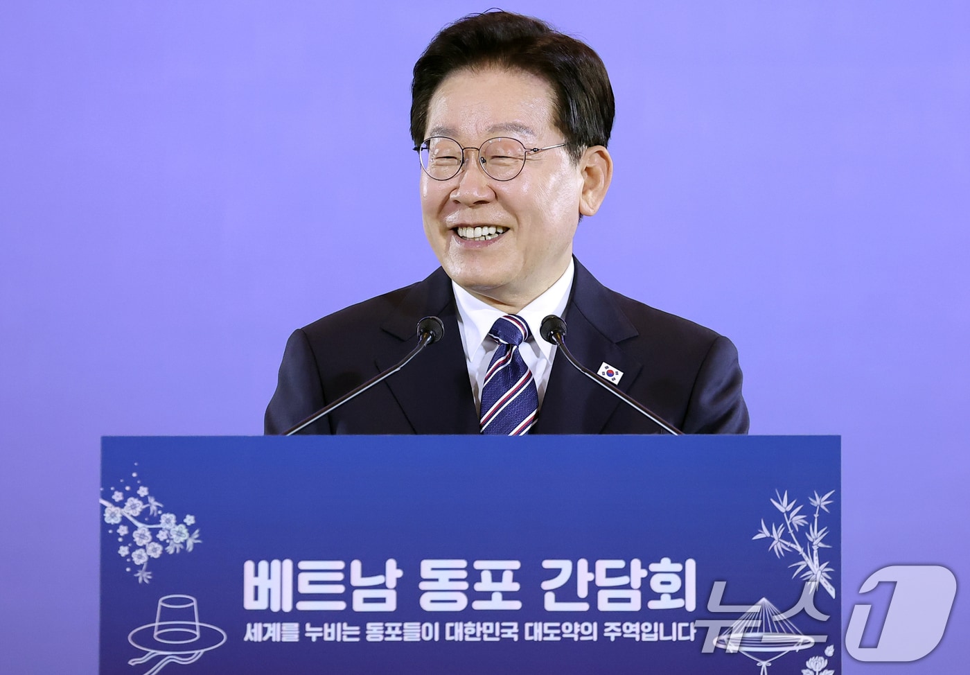 베트남을 국빈 방문 중인 이재명 대통령이 22일(현지시간) 하노이의 한 호텔에서 열린 동포 오찬 간담회에서 인사말을 하고 있다. 2026.4.22 ⓒ 뉴스1 이재명 기자