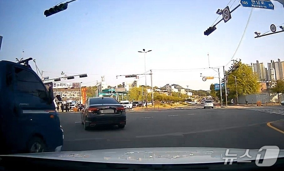 고의로 사고를 내는 차량 블랙박스 영상. (충남경찰청 제공, 재판매 및 DB금지) / 뉴스1